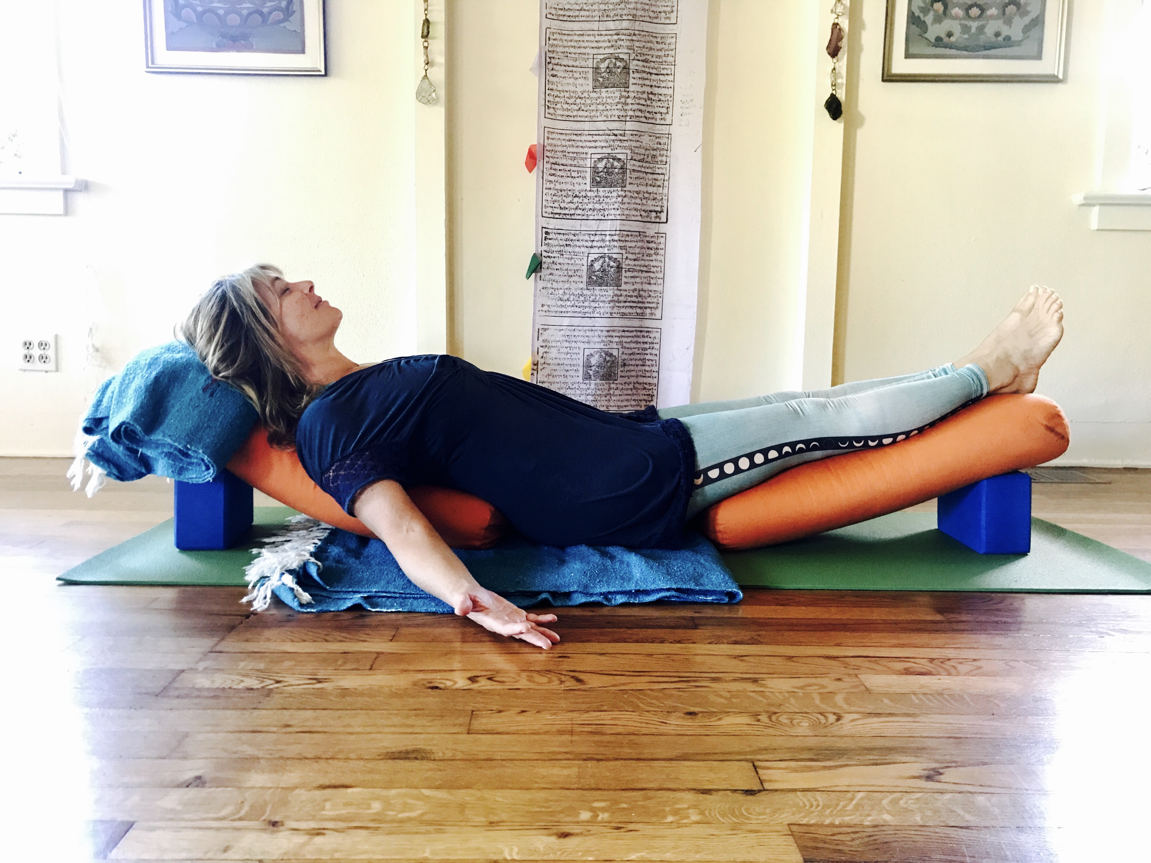 Boat Pose to Strengthen Core, Hips, and Back - In Balance Health-demhanvico.com.vn